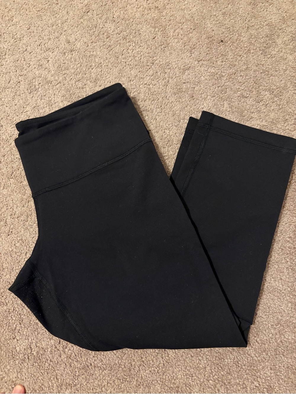 🍁 LULULEMON - Size 8 Capris